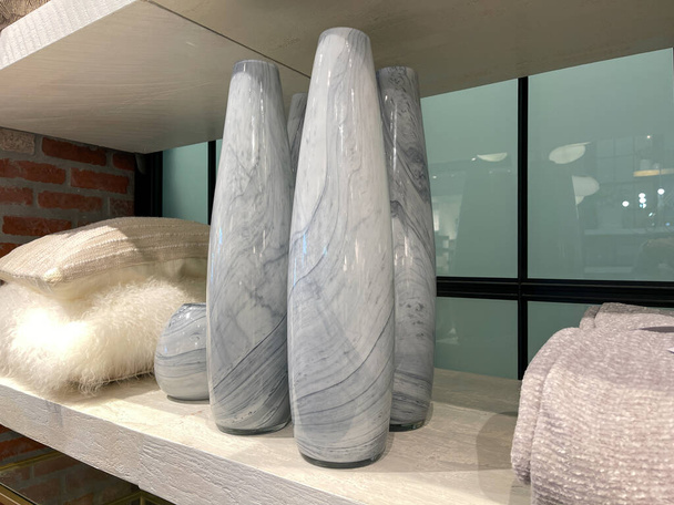 Выставка безделушек с вазами и подушками в мебельном магазине Midcentury Modern в Орландо, Флорида. - Фото, изображение