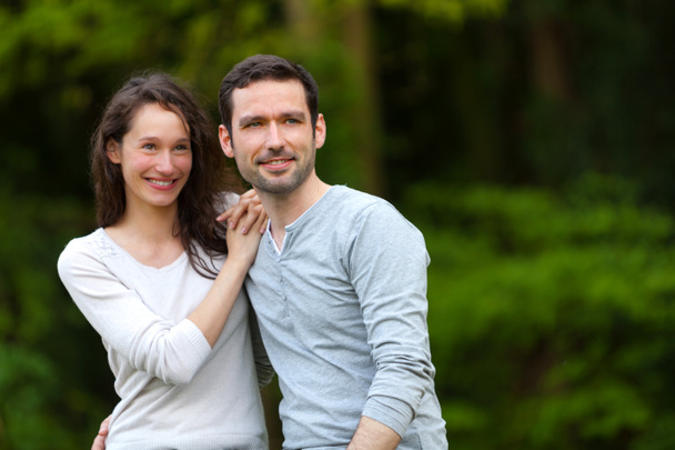 Retrato de una joven pareja feliz en la naturaleza
 - Foto, Imagen