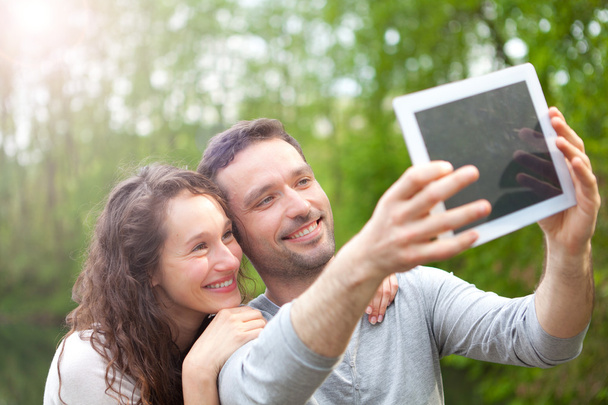 mladý pár s selfie obrázek v parku - Fotografie, Obrázek