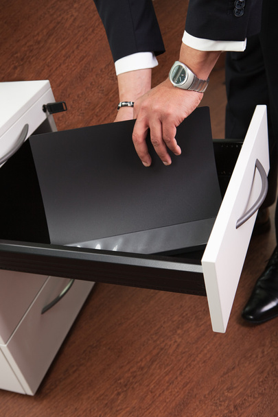 Бізнесмен прийняття документів від ящик в офісі - Фото, зображення
