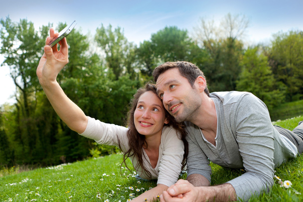 νεαρό ζευγάρι λαμβάνοντας εικόνα selfie στο πάρκο - Φωτογραφία, εικόνα
