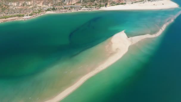 Vista panorámica aérea de la parte costera del Parque Natural de Arrabida, Portugal - Imágenes, Vídeo