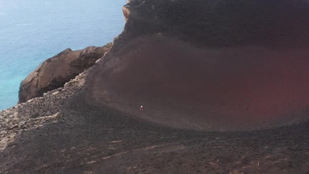 Sportler läuft im Krater des Vulkans Capelinhos, Insel Faial, Azoren - Filmmaterial, Video