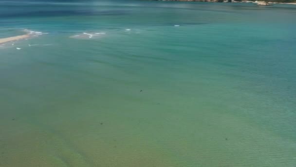 Вид з повітря на морську мілину з кришталево чистими блакитними водами
 - Кадри, відео