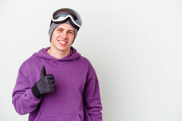 白い背景の笑顔と親指を上げる上に隔離されたスノーボードボードを保持若い男 - 写真・画像