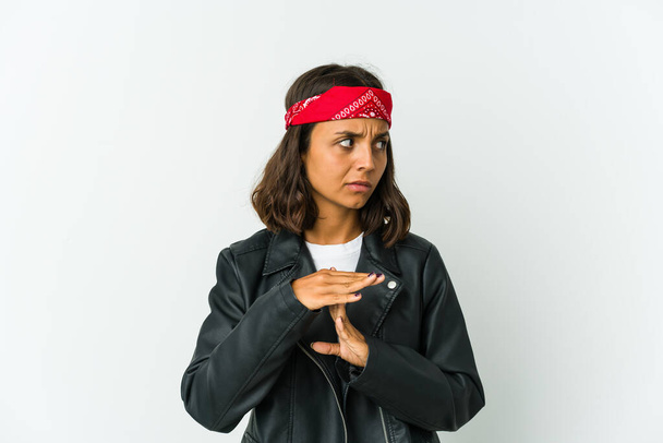 Young latin rocker woman isolated on white background frowning face in displeasure, keeps arms folded. - Photo, Image