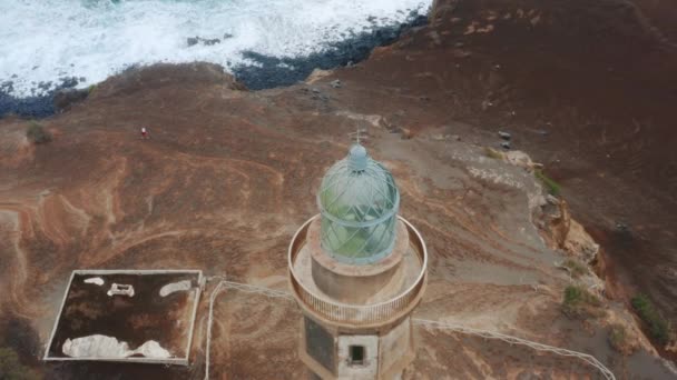 Mann auf dem Weg zum Leuchtturm von Ponta dos capelinhos, Insel Faial - Filmmaterial, Video
