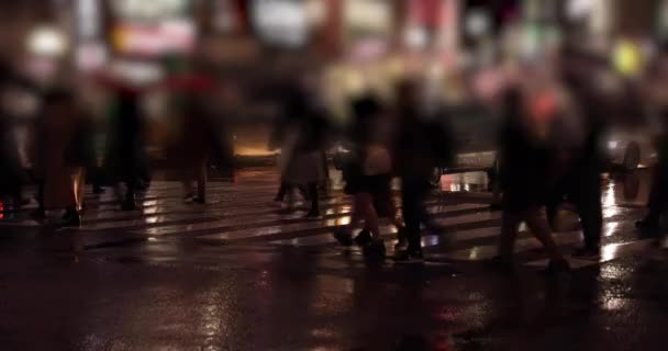Un tir à grande vitesse de personnes marchant parties du corps à Shibuya traversant jour de pluie - Séquence, vidéo
