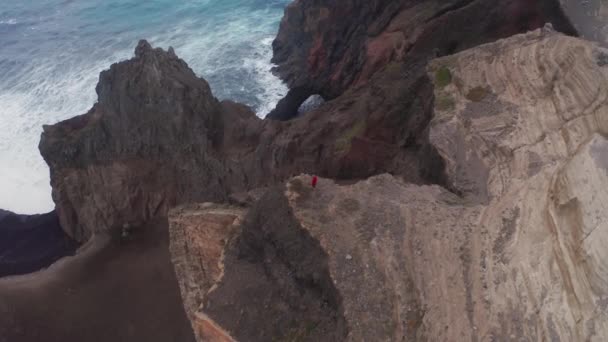 Männlicher Tourist steht auf einer Klippe auf der Insel Faial, Azoren, Portugal, Europa - Filmmaterial, Video