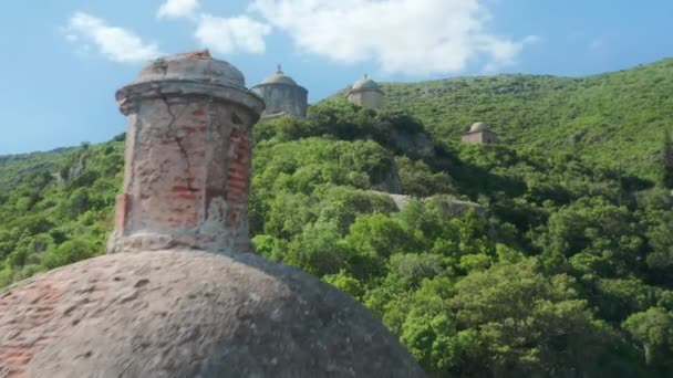 ポルトガルのアラビダ。緑の丘の上のアラビダ要塞の空中映像 - 映像、動画