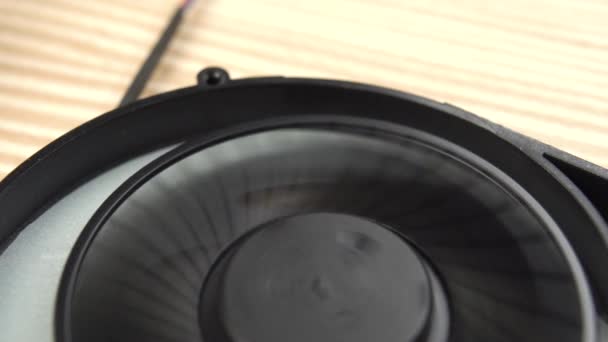 ventilador portátil de plástico negro comienza a girar y soplar en primer plano. Macro - Metraje, vídeo