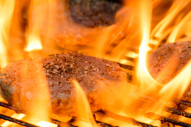 Płomień grillowanie domu burgery na grillu - Zdjęcie, obraz