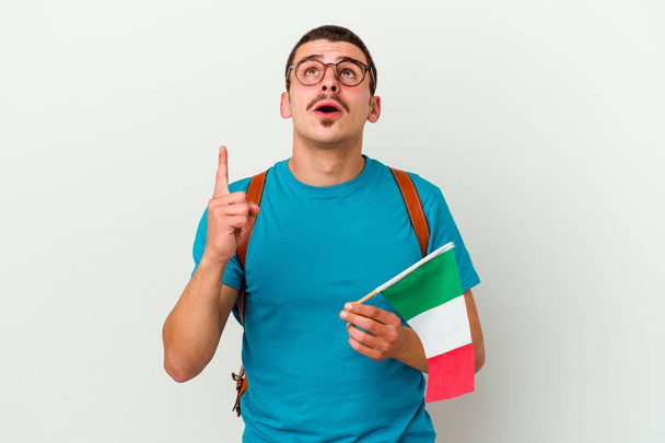 Giovane studente caucasico uomo isolato su sfondo bianco  - Foto, immagini
