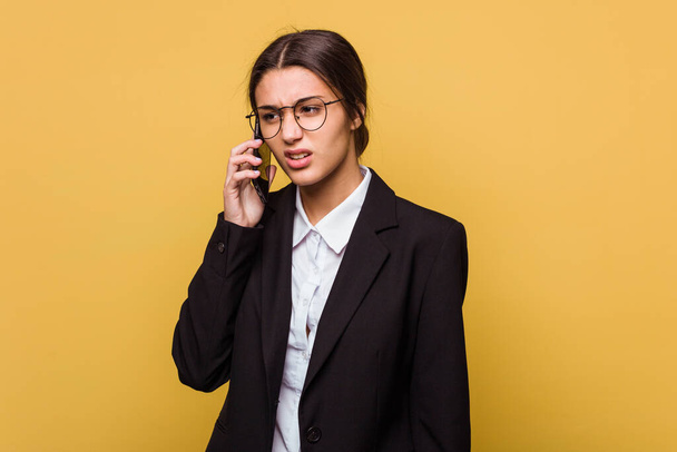 Giovane donna d'affari indiana che parla al telefono isolato su sfondo giallo - Foto, immagini