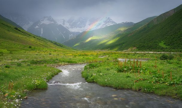 Arc-en-ciel dans les montagnes du Caucase
  - Photo, image