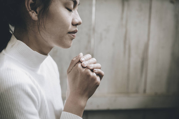 Kilisede dua eden el kızı, inanç, maneviyat ve din için dua konseptine sarılmış eller. Klasik ton. - Fotoğraf, Görsel