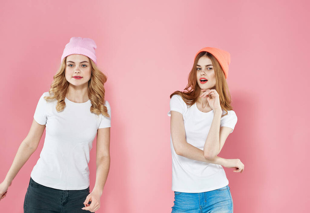 dwie kobiety moda styl życia komunikacji przyjaźń więcej zabawy różowy tło - Zdjęcie, obraz