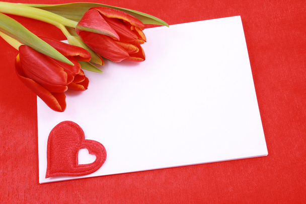 dejar un mensaje romántico - tulipán de papel y corazón rojo
 - Foto, imagen