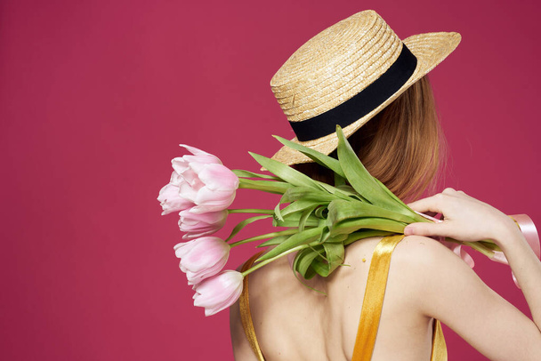 Όμορφη γυναίκα με ένα μπουκέτο λουλούδια ένα δώρο ως ένα κομψό στυλ ζωής - Φωτογραφία, εικόνα