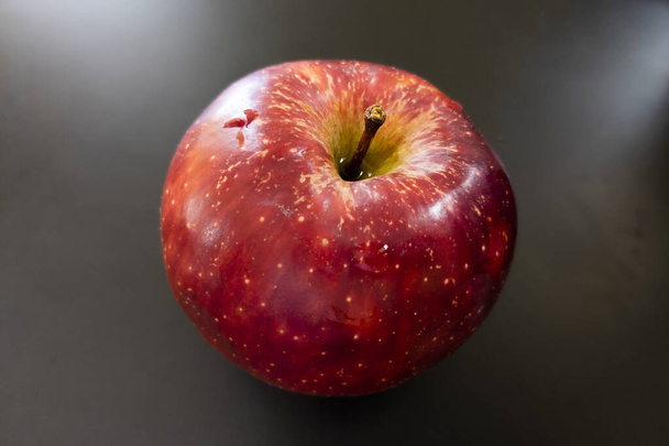 verse rode appel geïsoleerd op grijze achtergrond - Foto, afbeelding