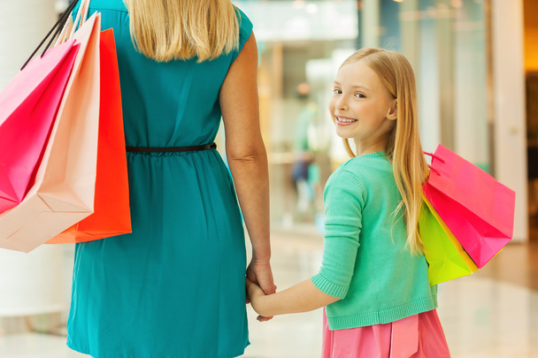 Mother and daughter holding shopping bags - Foto, afbeelding