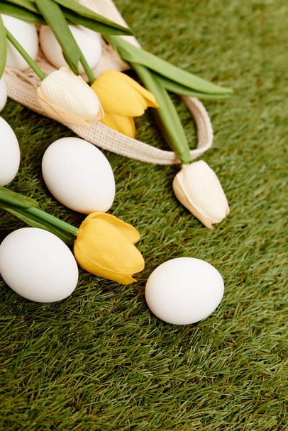 Páscoa ovos monte de flores na decoração grama close-up - Foto, Imagem