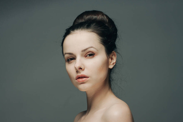 красивая брюнетка с модной прической голые плечи чистой косметологии кожи - Фото, изображение