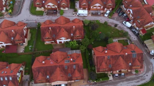 Vliegen over luchtfoto 's van een stad in Europa met daken, straten en grasvelden - Video