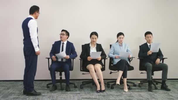 asiatischer Personalmanager schüttelt jungen Bewerber im Büro die Hand - Filmmaterial, Video