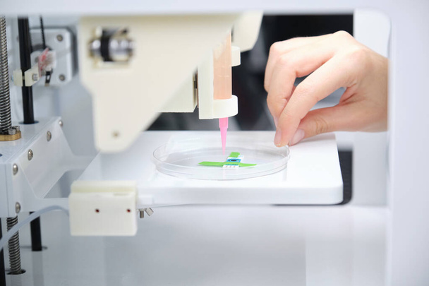 Tutkija saa 3D-bioprinterin valmiina 3D-tulostussoluihin elektrodille. Biomateriaalit, kudosteknologiakäsitteet. - Valokuva, kuva