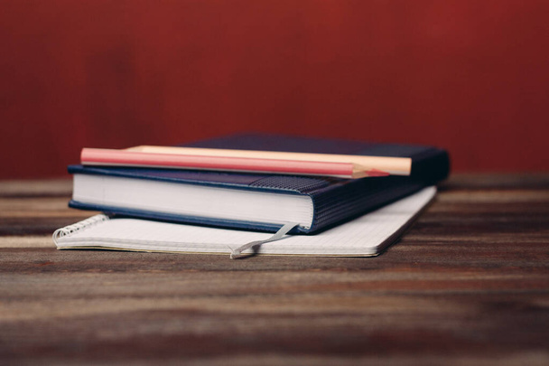 libro con blocco note matite ufficio documenti oggetto su tavolo di legno - Foto, immagini