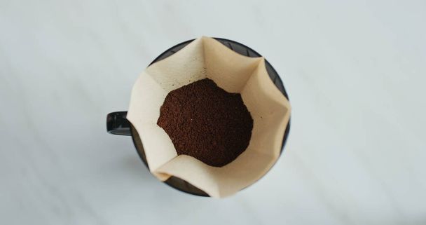 Café hecho en casa recién hecho a mano de papel goteo - Foto, Imagen