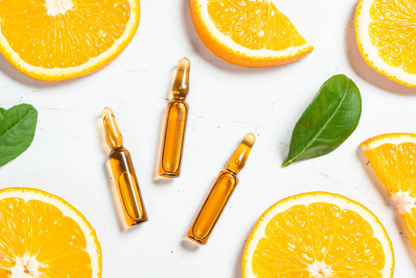 C-vitamin Kozmetikai termékek és friss citrusfélék. - Fotó, kép