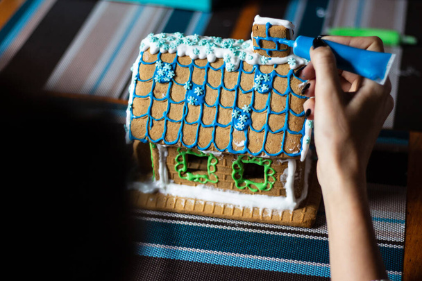 Bir zencefilli kurabiye evi yaratma ve dekore etme süreci - Fotoğraf, Görsel