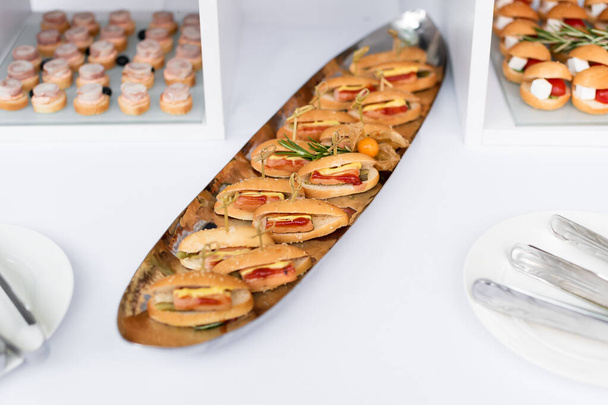 Мини гамбургеры, еда для пальцев, мини-бургеры, ползунки для еды для вечеринок - Фото, изображение