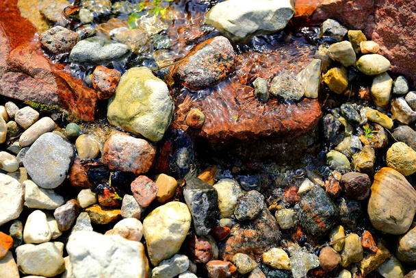 Un arroyo de montaña que fluye sobre las piedras - Foto, imagen