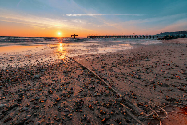Zonsopgang op het strand in Gdynia Orowo - Foto, afbeelding