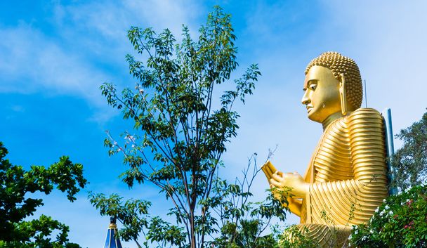 χρυσό άγαλμα του Βούδα στο ναό Νταμπούλα Σρι Λάνκα - Φωτογραφία, εικόνα