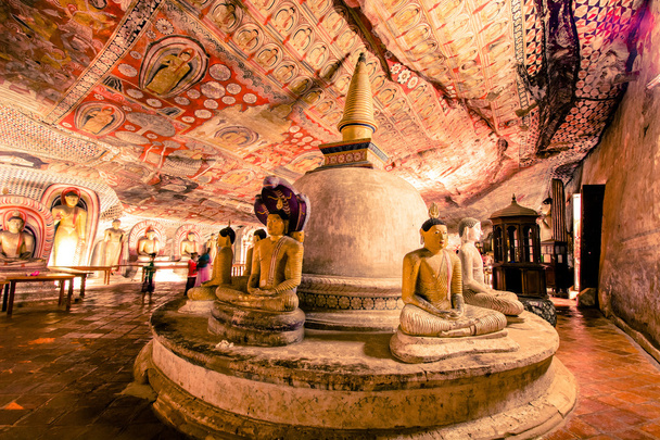 Statues de Bouddha dans le temple de la grotte de Dambulla
 - Photo, image