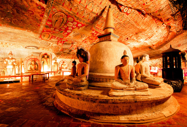 αγάλματα του Βούδα στην Νταμπούλα σπηλαιώδης ναός - Φωτογραφία, εικόνα
