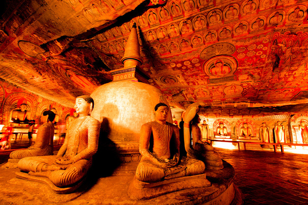 Estatuas de Buda en el templo de la cueva de Dambulla
 - Foto, imagen