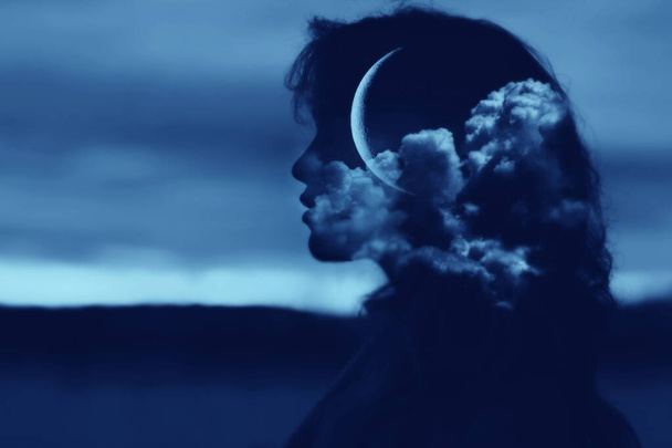 Retrato de silhueta de perfil de mulher com lua e nuvens na cabeça. Conceito de psicologia e ciclos menstruais. - Foto, Imagem