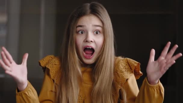Портрет шокованої розчарованої переляканої дівчини-підлітка школярки відкриває рот зненацька, тримаючи голову руками від проблеми стресових помилок відчуває сором турбуватися від поганих новин
 - Кадри, відео