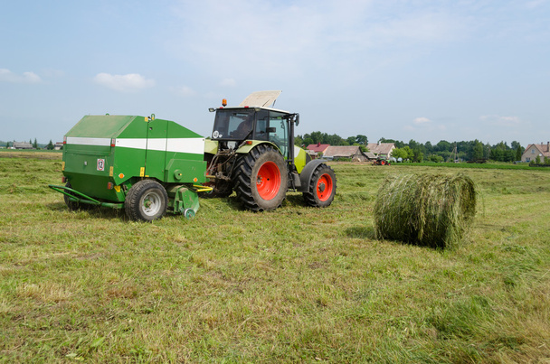tracteur remorque ramasser le foin dans le domaine agricole
  - Photo, image