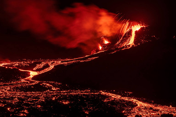 Вулканічне виверження Фаградальсфіалл вночі на півострові Рейк'янес приблизно за 40 кілометрів від Рейк'явіка, Ісландія. - Фото, зображення