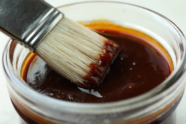 Tarro de salsa barbacoa con cepillo, de cerca - Foto, Imagen