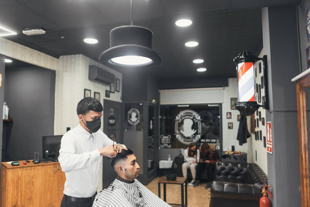 Hairdressing and barbershop, artistic and youthful cutting styles. - Foto, Imagen