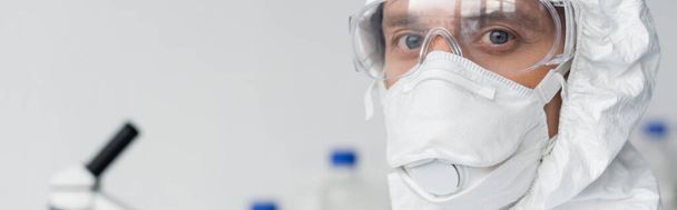 Scientifique en lunettes de protection et masque médical regardant la caméra, bannière  - Photo, image