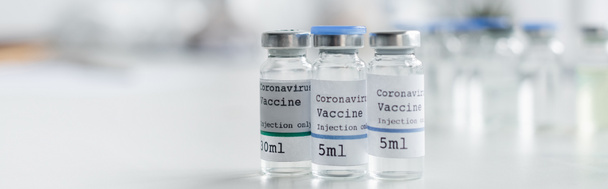 close-up zicht op potten met coronavirus vaccins in laboratorium, banner  - Foto, afbeelding
