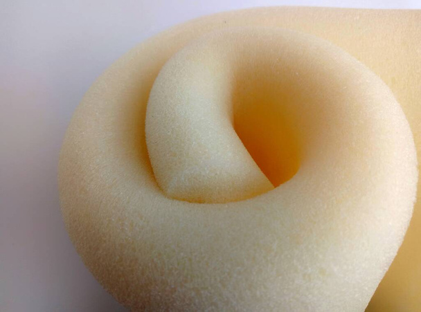 un rollo de material de espuma esponjosa amarilla con poros suaves - Foto, imagen